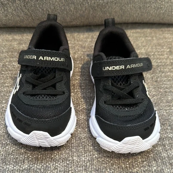 NWOT- Under Armour Black Kids Shoes. Size 6 toddler - Picture 2 of 9